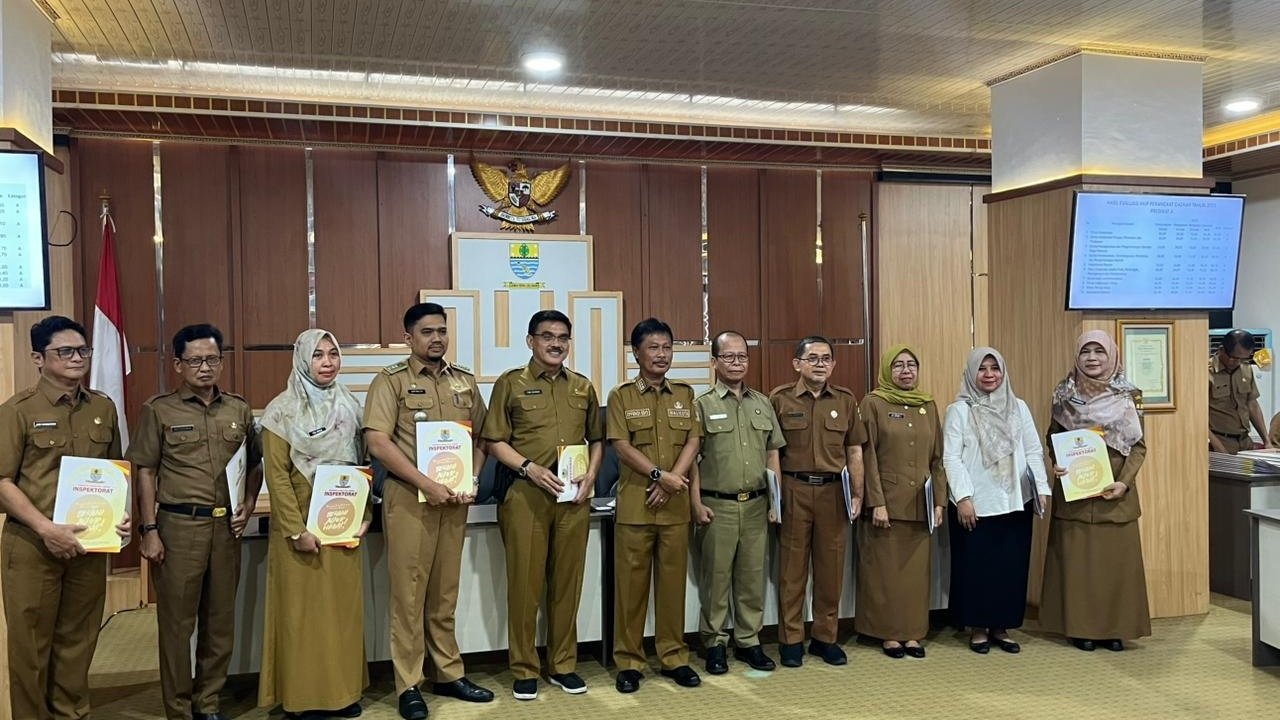 Dinas Koperasi, Usaha Kecil, Menengah, Perdagangan dan Perindustrian (DKUKMPP) Kota Cirebon Raih Penghargaan Penilaian SAKIP dari Wali kota Cirebon