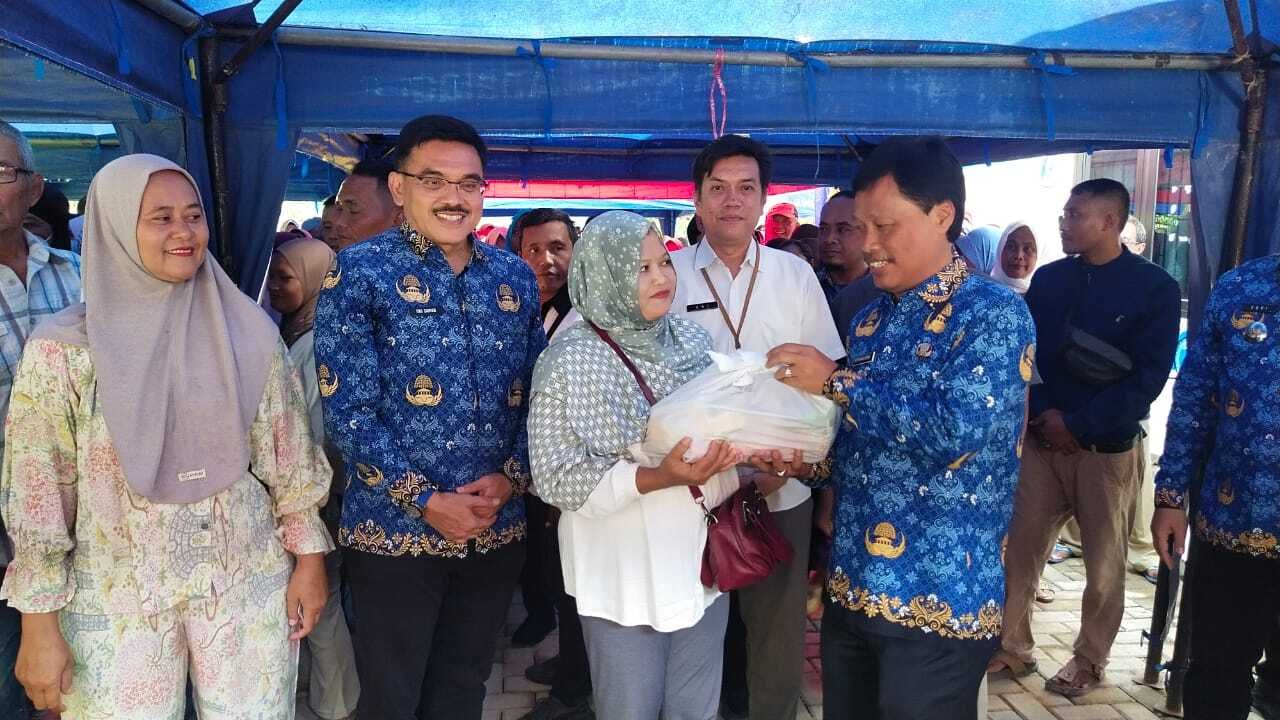 Sinergi Pemprov Jawa Barat dan Pemkot Cirebon Gelar Operasi Pasar Bersubsidi HBKN Natal dan Tahun Baru